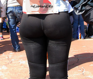 Guapa mujer leggins nalgas grandes