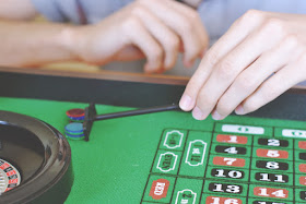 Mini roulette table