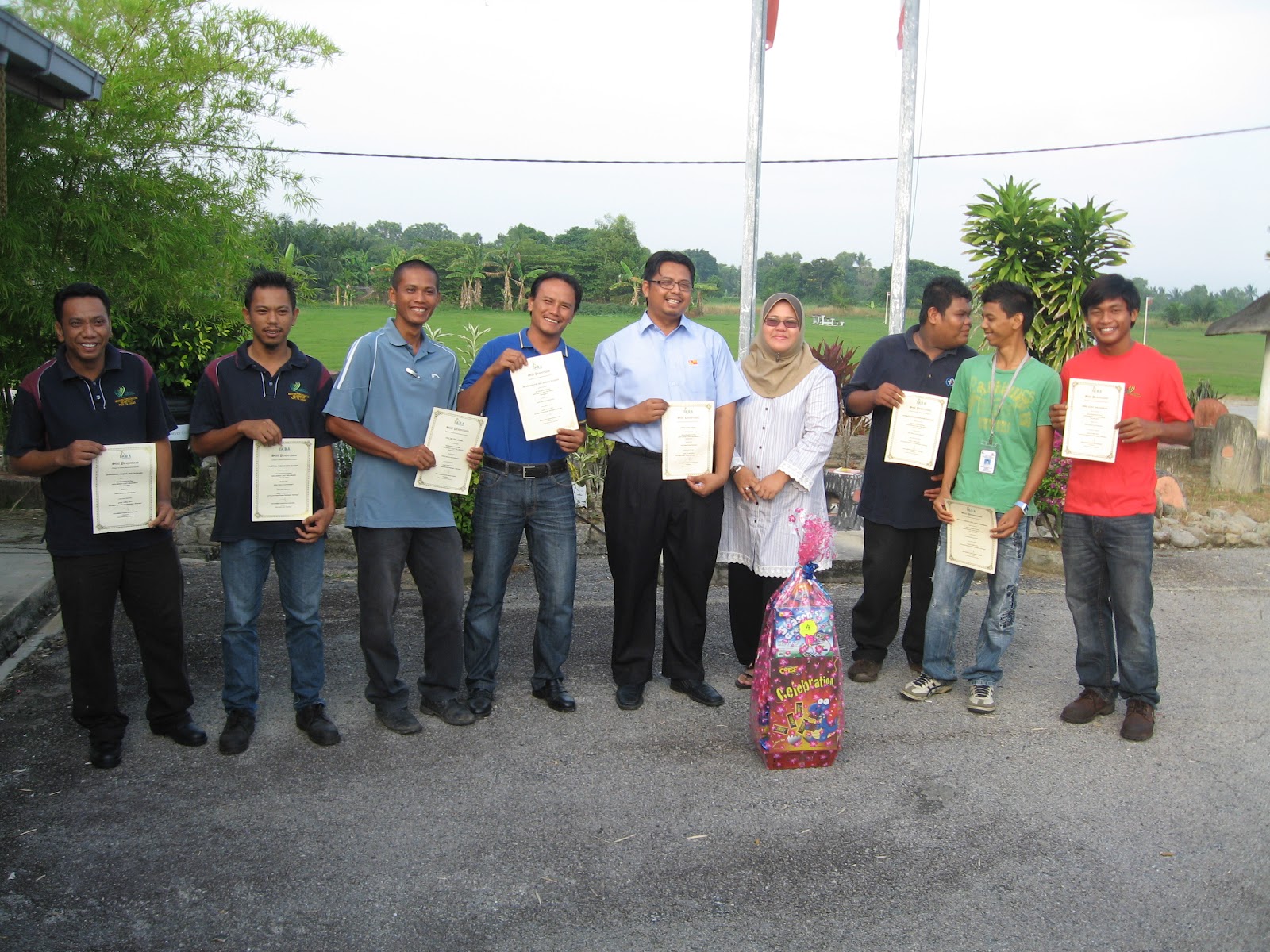 Penyampaian Sijil Penyertaan Dan Hadiah Tempat Ke 4 