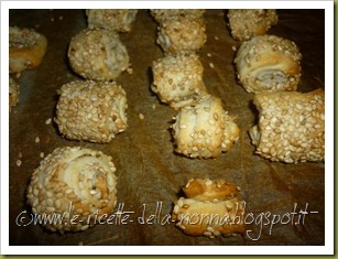 Salatini di pastasfoglia con semi di sesamo (8) Salatini di pastasfoglia con semi di sesamo (8)