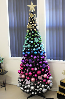 Christmas tree with balls that gradually change color