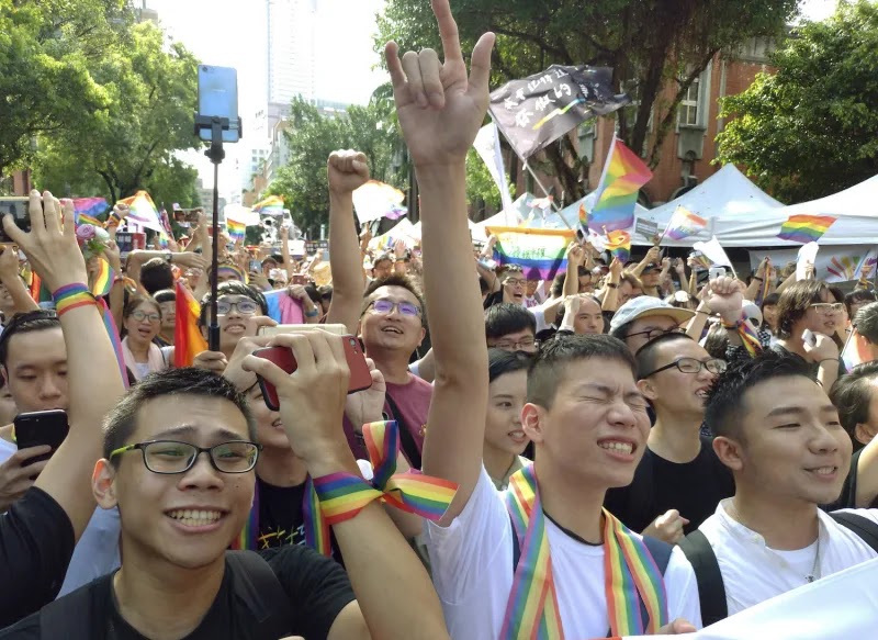 24 Powerful Images From The First Day Of Marriage Equality In Taiwan