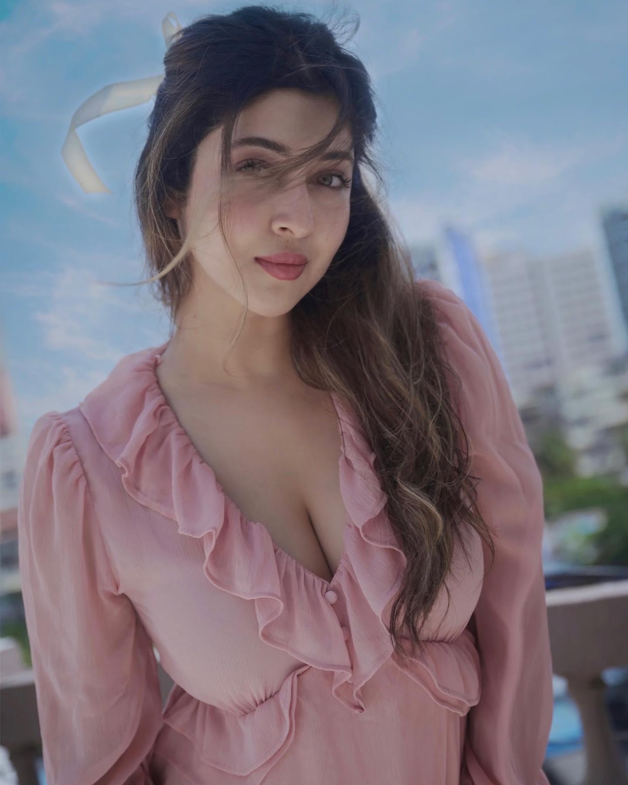 Xxx Sexy Paridhi Sharma - Sonarika Bhadoria looked breathtaking in this cleavage baring pink outfit -  see latest photos.