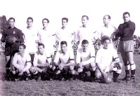 CULTURAL Y DEPORTIVA LEONESA - León, España - Temporada 1955-56 - Cosme, Foces, Miche, Chiqui, Barbeito, Calo y Amaro; Nino, Rabadán, Pinilla, Chas y Vallejo - CULTURAL LEONESA 3 (Chas, Vallejo 2) VALENCIA C. F. 0 - 09/10/1955 - Liga de 1ª División, jornada 5 - León, estadio de La Puentecilla