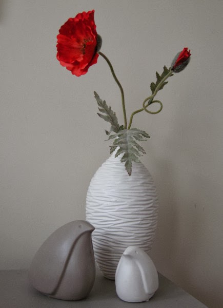 Accessories white and red poppy birds 