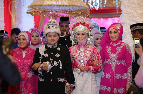 Arti Mimpi Memakai Baju Pengantin Menurut Islam