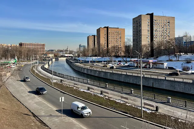 вид с Высокояузского моста, Полуярославская набережная, река Яуза, Николоямская набережная