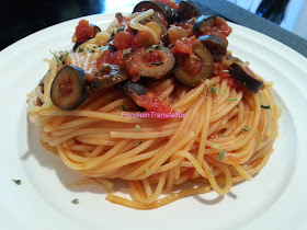 Spaghetti al sugo di pomodoro e olive nere