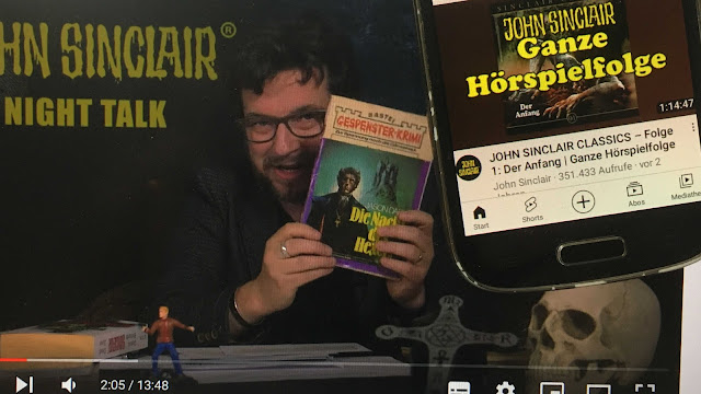 Vorne rechts Hörspiel von John Sinclair auf dem Smartphone, dahinter links Video vom 'Night Talk' mit Hennes Bender