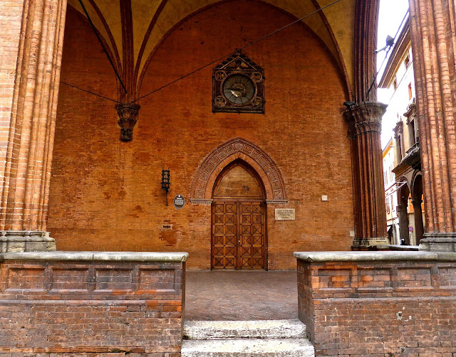 palazzo-della-mercanzia-bologna