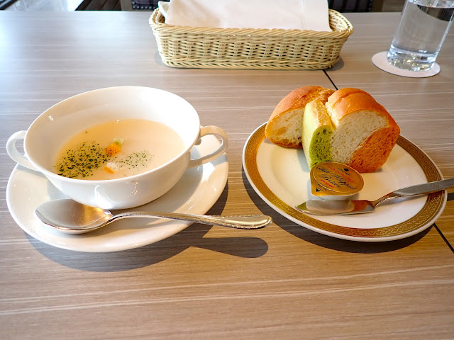 開胃菜是湯和麵包。