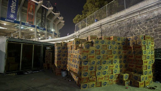 Abandonan miles de litros de cerveza en el Estadio Azteca