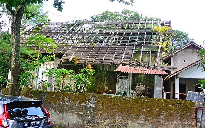 Sisa bangunan rumah dinas yang sudah hancur