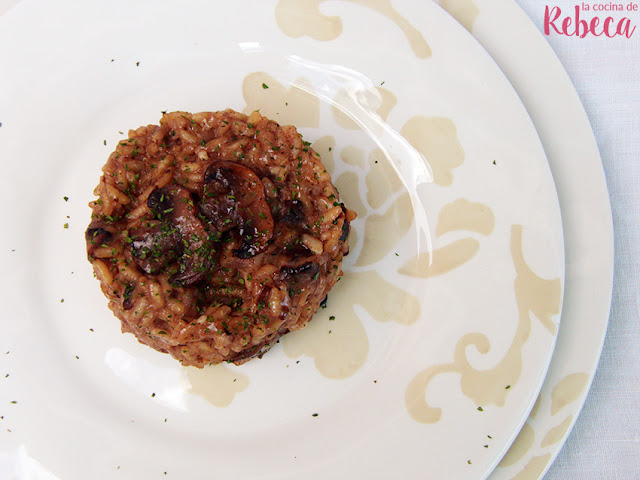 Risotto de champiñones, ajo negro y cebolla negra