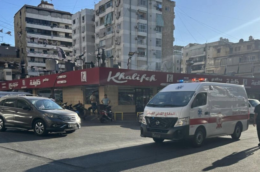 Ambulância atende feridos após incidente envolvendo dispositivos sem fio de membros do Hezbollah em Dahieh, Beirute, sul do Líbano | Foto: EFE/EPA/WAEL HAMZEH