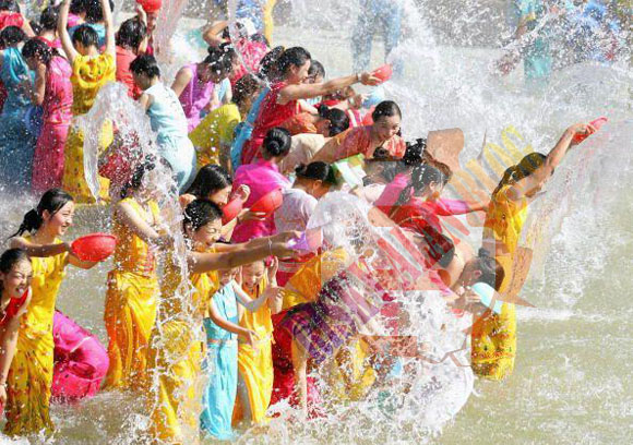 Ribuan Pria Menelanjangi Wanita Pada Water Splashing Festival Yang Kacau Di China [ www.BlogApaAja.com ]