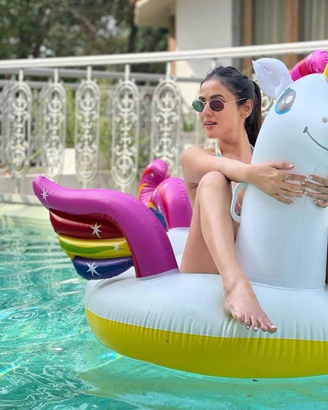 Pic Talk Sonal Chauhan shared very hat pictures , bo0*ld style seen in pool
