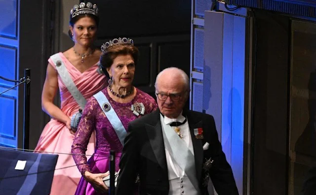 Crown Princess Victoria's gown is created by Camilla Thulin. Princess Sofia is wearing LWL Jewellery earrings