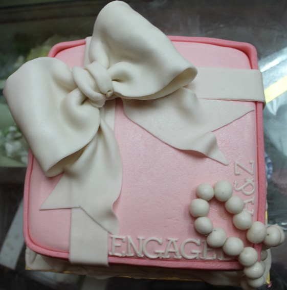 Bow in cake