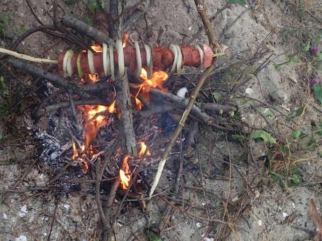 Rozpalamy ognisko na plaży Corbu