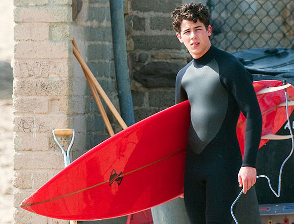 Jake T Austin O Max de Feiticeiros de Waverly Place arrasa na praia