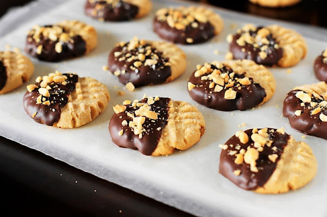 Salted Dark Chocolate Dipped Peanut Butter Cookies Salted Dark Chocolate Dipped Peanut Butter Cookies