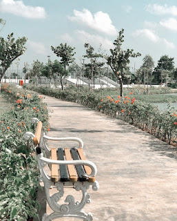 Duduk-Duduk Santai Taman Sungai Kendal Jakarta