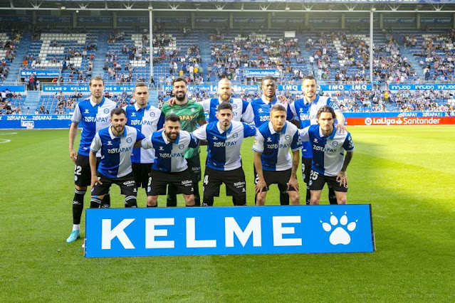 DEPORTIVO ALAVÉS. Temporada 2021-22. Lejeune, Escalante, Pacheco, Laguardia, Loum, Joselu. Luis Rioja, Rubén Duarte, Miguel de la Fuente, Tenaglia, Jason. DEPORTIVO ALAVÉS 2 R. C. D. ESPANYOL DE BARCELONA 1 Miércoles 11/05/2022, 19:00 horas. Campeonato de Liga de 1ª División, jornada 36. Vitoria, Álava, estadio de Mendizorroza: 12.729 espectadores. GOLES: 1-0: 7’, Miguel De la Fuente. 1-1: 14’, Raúl De Tomás, de penalti. 2-1: 59’, Gonzalo Escalante.