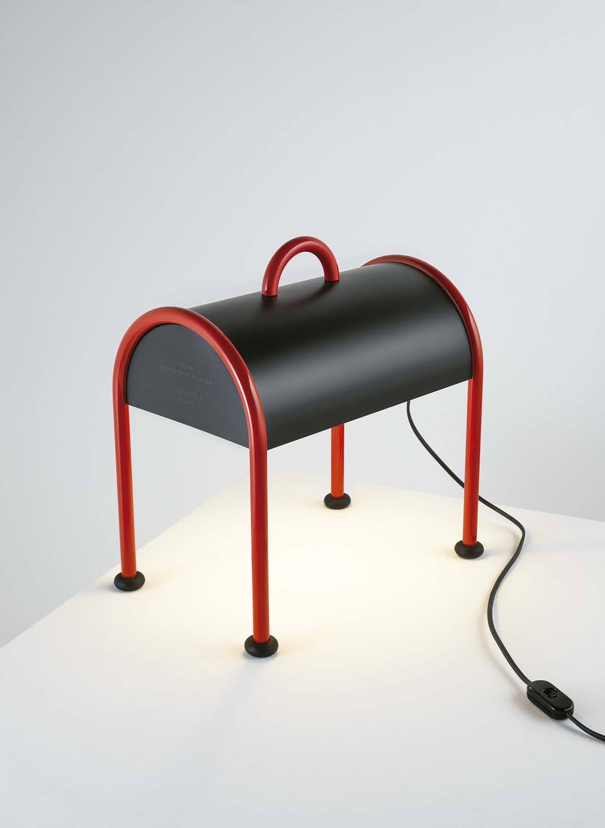 Valigia: La nueva versión de la icónica lámpara de Ettore Sottsass para Stilnovo