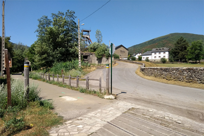 Paso por la Vía Verde, al otro lado el Pozo María