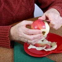 mengupas buah apel