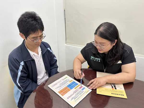 ▲就業服務員向民眾說明「施用毒品者就業服務計畫」相關獎勵措施。（示意圖、非當事人／中彰投分署提供）