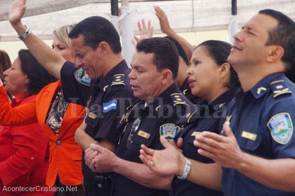 Policías cristianos hondureños orando 