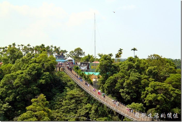 南投-天空之橋。南投的「天空之橋」全長為204公尺，階梯共265階，兩端高低落差有5.65公尺。