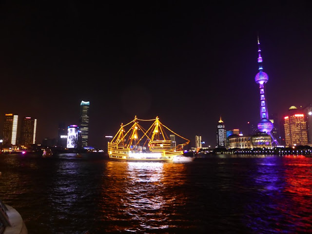 Barcos turísticos en el río