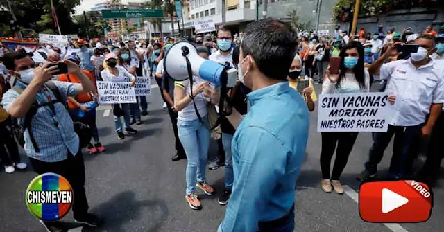 Juan Guaidó pasó el domingo protestando con un grupo por el ingreso de las vacunas