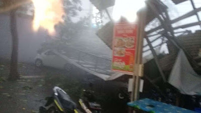 Hujan Angin Disertai Es Ngamuk di Depok, Pohon Tumbang Hingga Reklame Roboh