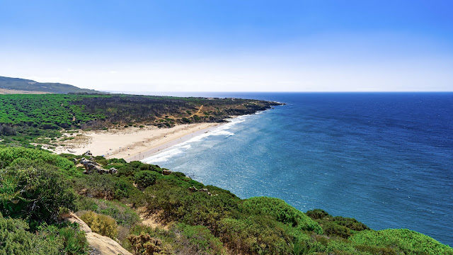 Playa salvaje en un valle que se abre al mar.