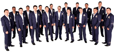 Foto de La Arrolladora Banda El Limón parados