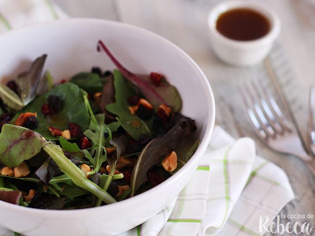 Ensalada de frutos secos y frutas deshidratadas