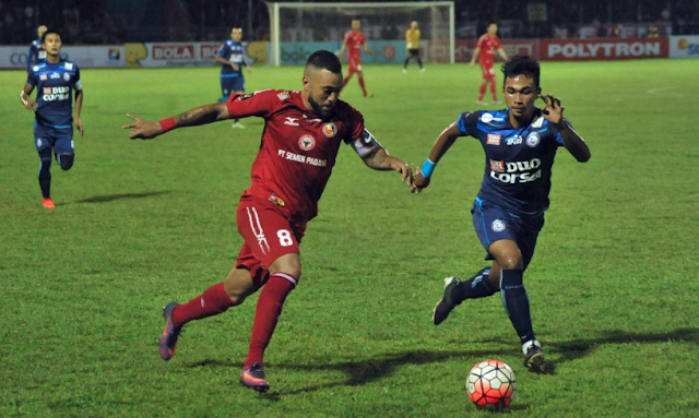 Arema vs Semen Padang