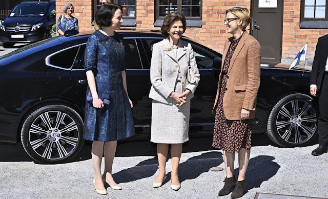 Queen Silvia of Sweden and Finland’s First Lady Jenni Haukio visited the Swedish Academy. Jenni Haukio wore a navy dress