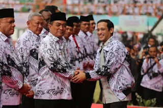 Walikota Cirebon Menerima Penghargaan Dwija Praja Nugraha Karena Perhatiannya Pada Dunia Pendidikan