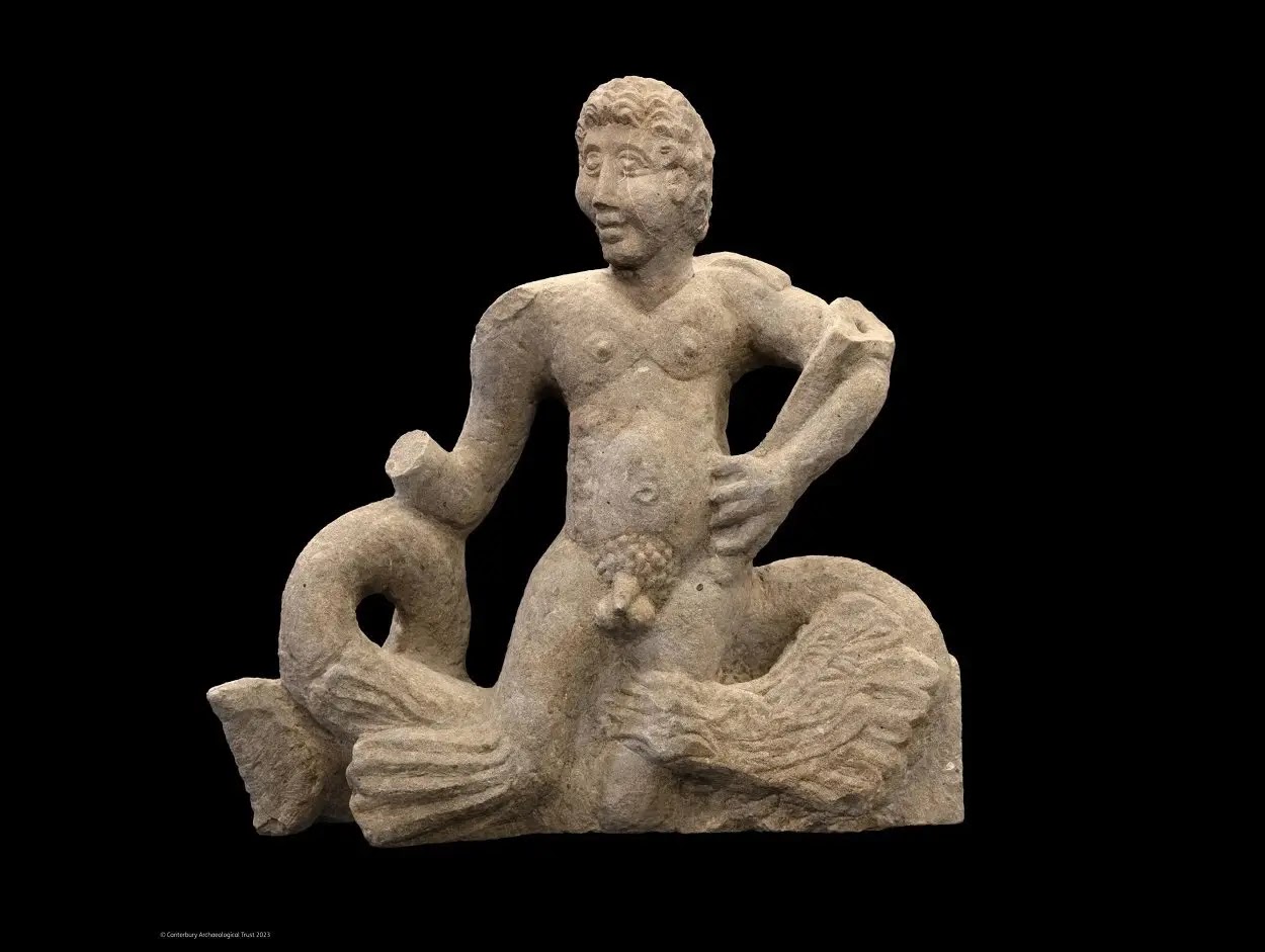 Αγγλία: Αρχαιολόγοι βρίσκουν άγαλμα Τρίτωνα σε ρωμαϊκό μαυσωλείο