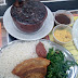 Uma feijoada até que bem generosa e interessante, mas falta muito sabor no seu principal... comendo Feijoada Pequena em Lanchonete E Restaurante Nova Império Da Jandira.