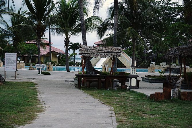 Jalan kecil menuju Pantai Parai Tenggiri