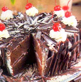 Kue bolu cokelat enak khas jerman yang sangat populer di seluruh dunia dan dikenal dengan RESEP BLACK FOREST CAKE ENAK LEMBUT