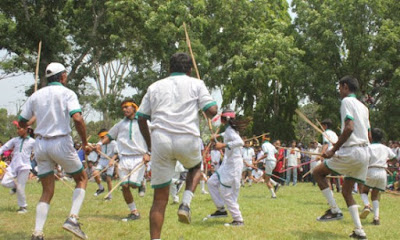 ইবিতে লাঠির ‘সংঘাত’ : মুগ্ধ দর্শক