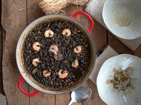 Fesols de Santa Pau con sepionets en su tinta y gambas, legumbres con un intenso sabor marinero.