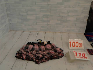 中古品　子供服　１００ｃｍ　ピンク×ブラック　チェック柄　スカート　１１０円